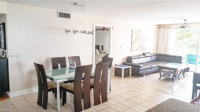7705 Abbott Ave in Miami Beach, FL - Building Photo - Building Photo