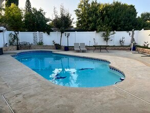 19926 Cantara St in Winnetka, CA - Foto de edificio - Building Photo