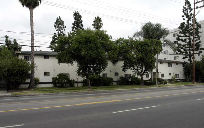 17319 Vanowen St in Van Nuys, CA - Building Photo - Building Photo