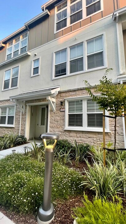 37333 Suncrest St in Newark, CA - Foto de edificio
