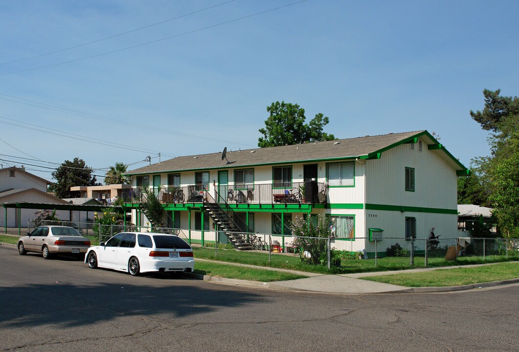 3340 E Clay Ave in Fresno, CA - Foto de edificio