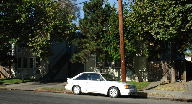 685 S Almaden Ave in San Jose, CA - Foto de edificio - Building Photo