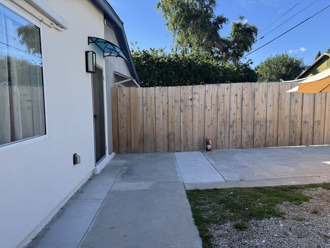 6439 1/2 Graves Ave in Van Nuys, CA - Building Photo - Building Photo