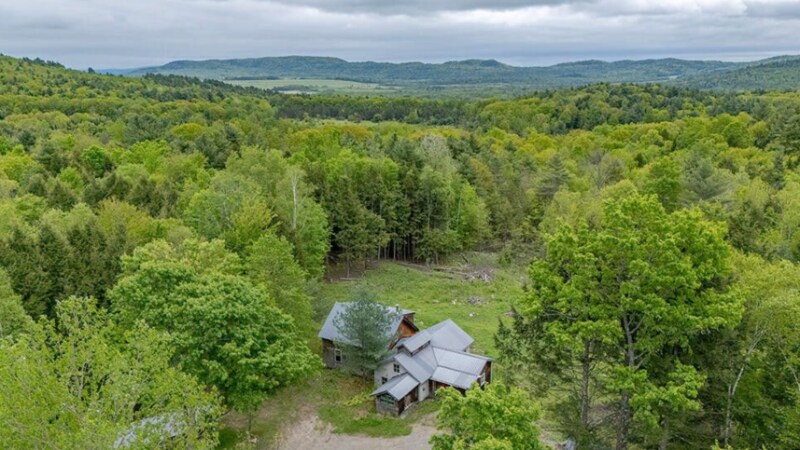 468 Walker Rd in Essex, NY - Foto de edificio