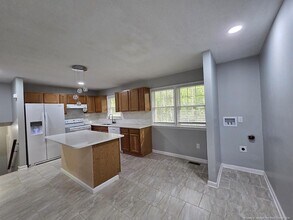 2532 Sourwood Dr in Fayetteville, NC - Building Photo - Building Photo