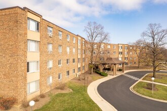 Moon Lake Village Condominiums in Schaumburg, IL - Foto de edificio - Building Photo