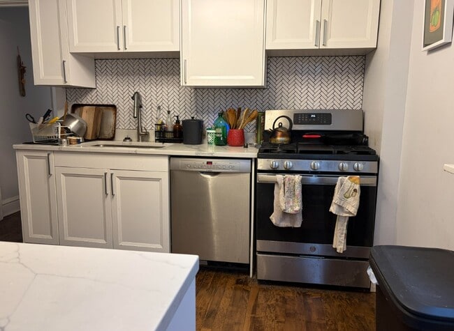 918 W Gunnison St, Unit 2 in Chicago, IL - Building Photo - Building Photo