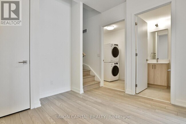 2 Red Squirrel Ln. in Richmond Hill, ON - Building Photo - Building Photo