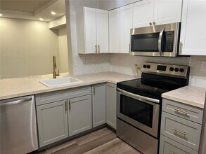 3001 N Oakland Forest Dr in Oakland Park, FL - Building Photo - Building Photo