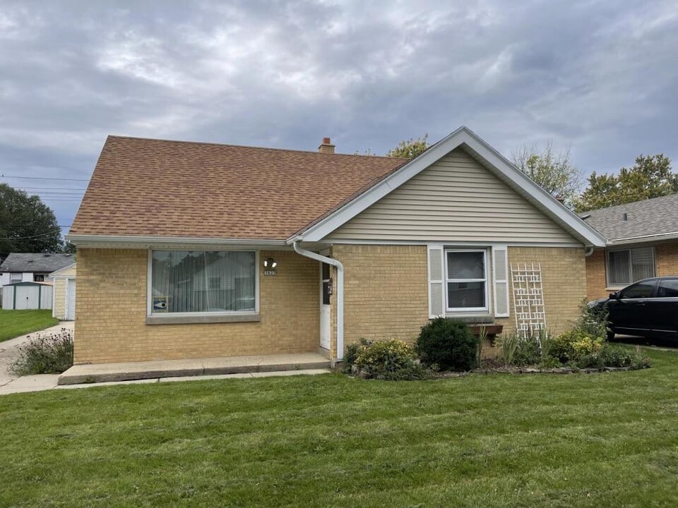 3823 N 82nd St in Milwaukee, WI - Building Photo