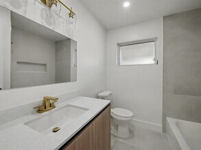 1940 NW 32nd St in Oakland Park, FL - Foto de edificio - Building Photo