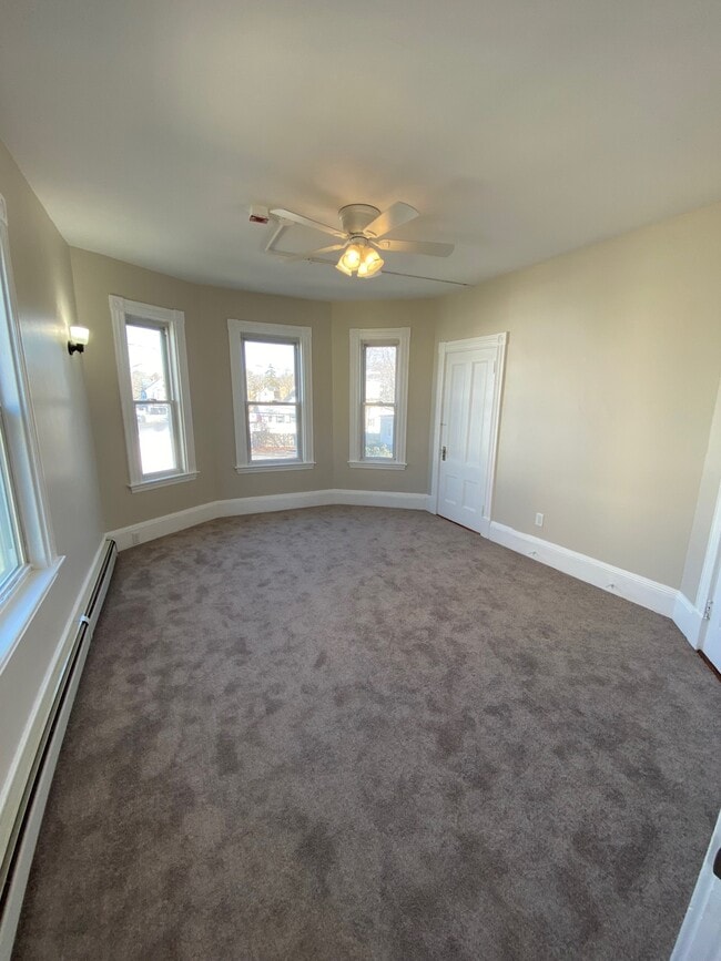 19 Whitman Ave, Unit 2W in Whitman, MA - Building Photo - Building Photo