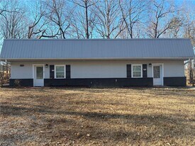 6158 Suwanee Dam Rd in Sugar Hill, GA - Building Photo