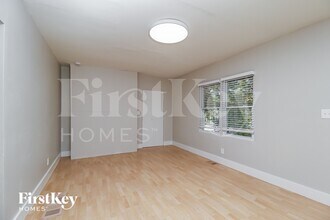 2081 Glenwood Ave SE in Atlanta, GA - Foto de edificio - Building Photo