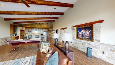 8261 Nemec Ln in Bryan, TX - Foto de edificio - Building Photo