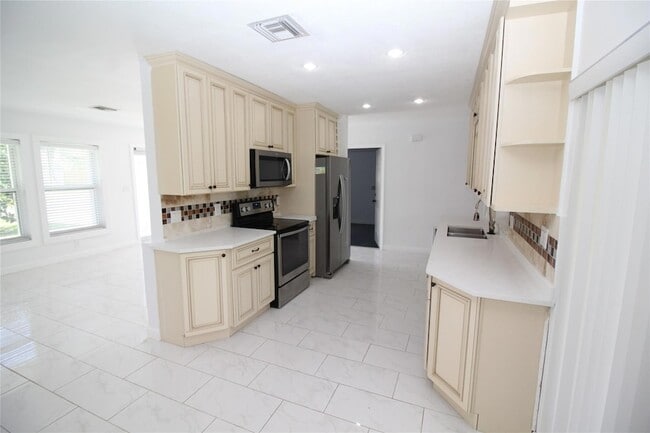 160 SW 127th Ave, Unit 17-1702 in Plantation, FL - Building Photo - Building Photo