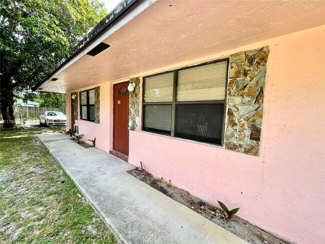 247 SW 7th St in Dania Beach, FL - Building Photo - Building Photo