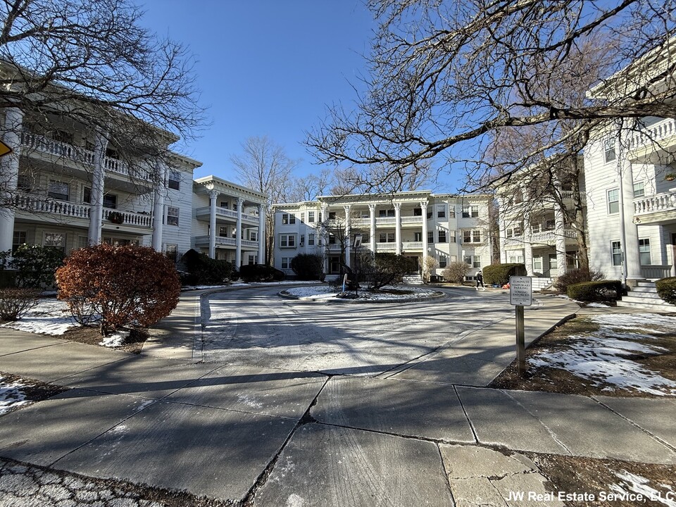 138 Middlesex Rd, Unit 1 in Chestnut Hill, MA - Building Photo