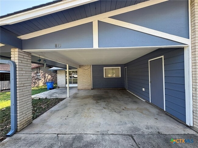 813 Burges St in Seguin, TX - Building Photo - Building Photo