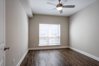 Green Tree Place in Houston, TX - Building Photo - Interior Photo