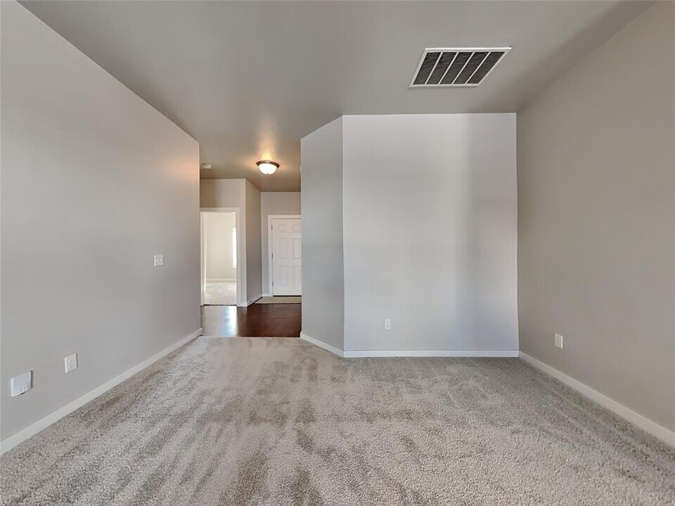 9049 NW 143rd St in Yukon, OK - Building Photo