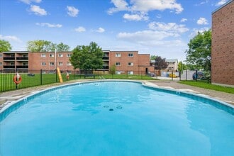 Blackacres Blvd Apartments in London, ON - Building Photo - Building Photo