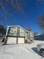 2724 SE Lakeshore Blvd in Topeka, KS - Building Photo