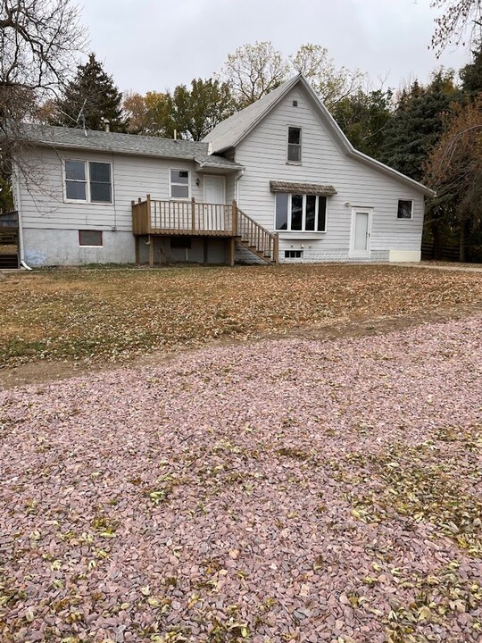 30775 473rd Ave in Beresford, SD - Building Photo