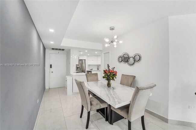 999 Brickell Bay Dr, Unit 711 in Miami, FL - Building Photo - Building Photo