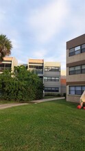 230 Lakeview Dr in Weston, FL - Building Photo - Building Photo