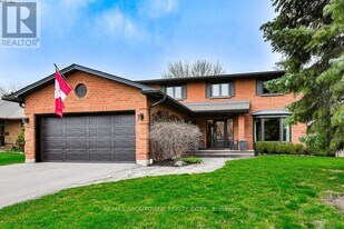 2291 Dunedin Rd in Oakville, ON - Building Photo