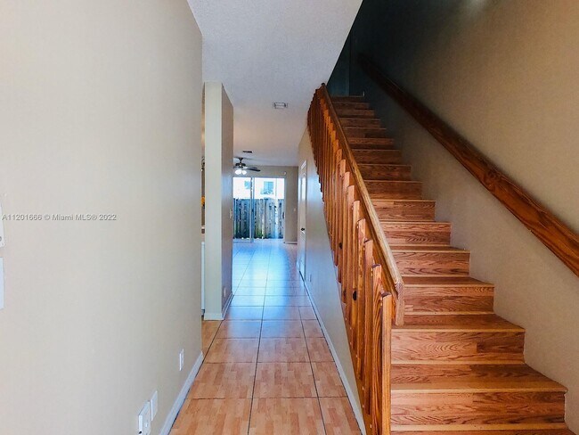 21300 NE 8th Ct-Unit -3005 in Miami, FL - Building Photo - Building Photo