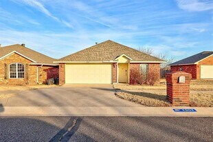 4504 Applegate Dr in Moore, OK - Building Photo