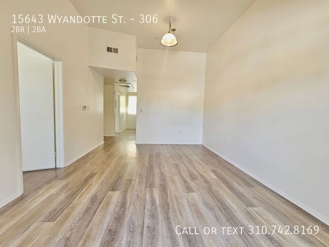 15643 Wyandotte St in Los Angeles, CA - Building Photo - Building Photo