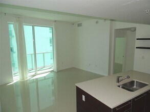1900 N Bayshore Dr, Unit 4117 in Miami, FL - Foto de edificio - Building Photo