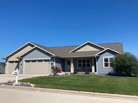 207 Greenbrier Dr in Hortonville, WI - Building Photo