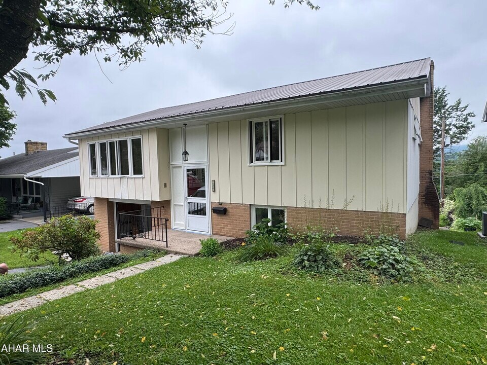 5404 4th Ave in Altoona, PA - Building Photo