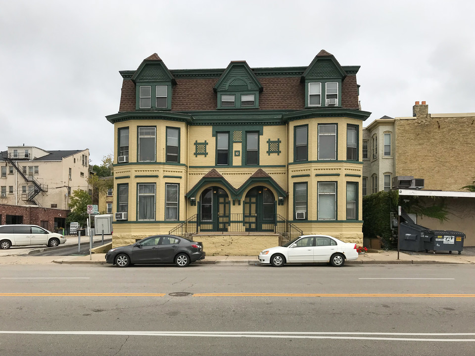 1210 N Van Buren St in Milwaukee, WI - Foto de edificio