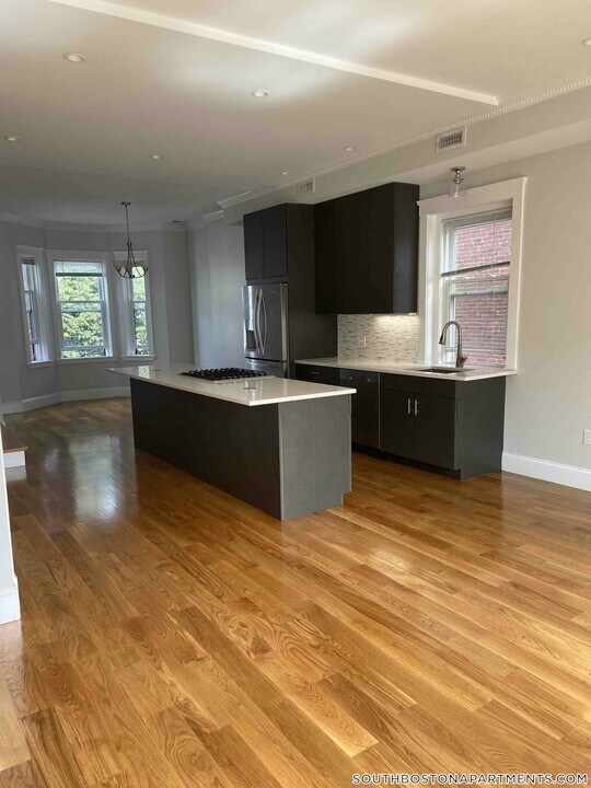 799 E 4th St in Boston, MA - Building Photo