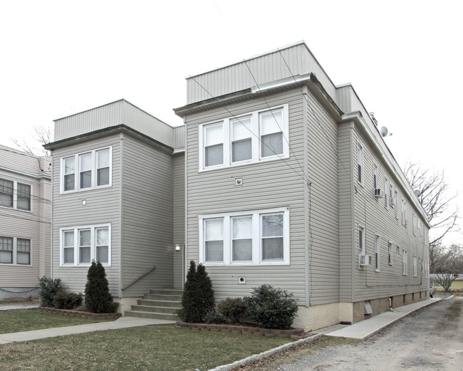 228 E 1st Ave in Roselle, NJ - Foto de edificio - Building Photo