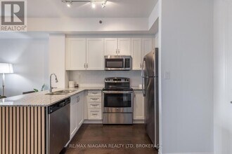 34-234 Plains Rd E in Burlington, ON - Building Photo - Building Photo