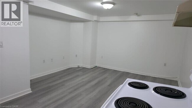 696 9th Ave in Hamilton, ON - Building Photo - Building Photo