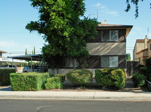 Northeast Manor in Clovis, CA - Building Photo - Building Photo