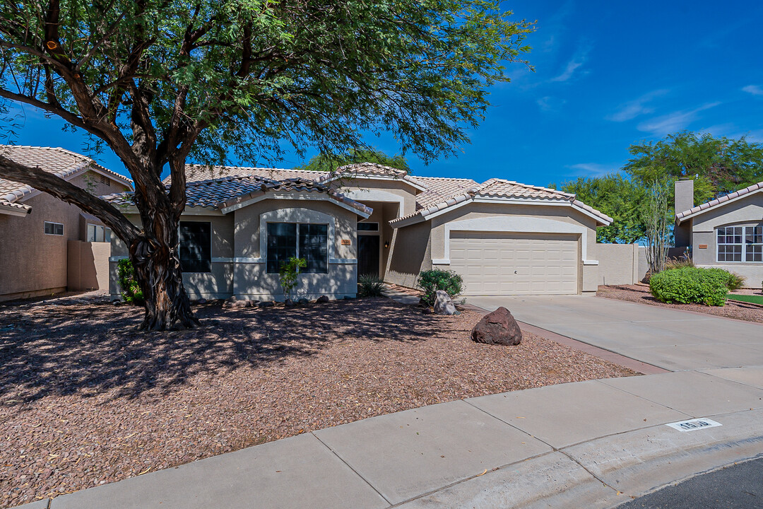 1560 N Pheasant Dr in Gilbert, AZ - Foto de edificio