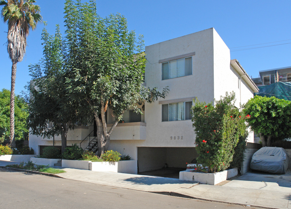 9832 Hannum Dr in Los Angeles, CA - Foto de edificio