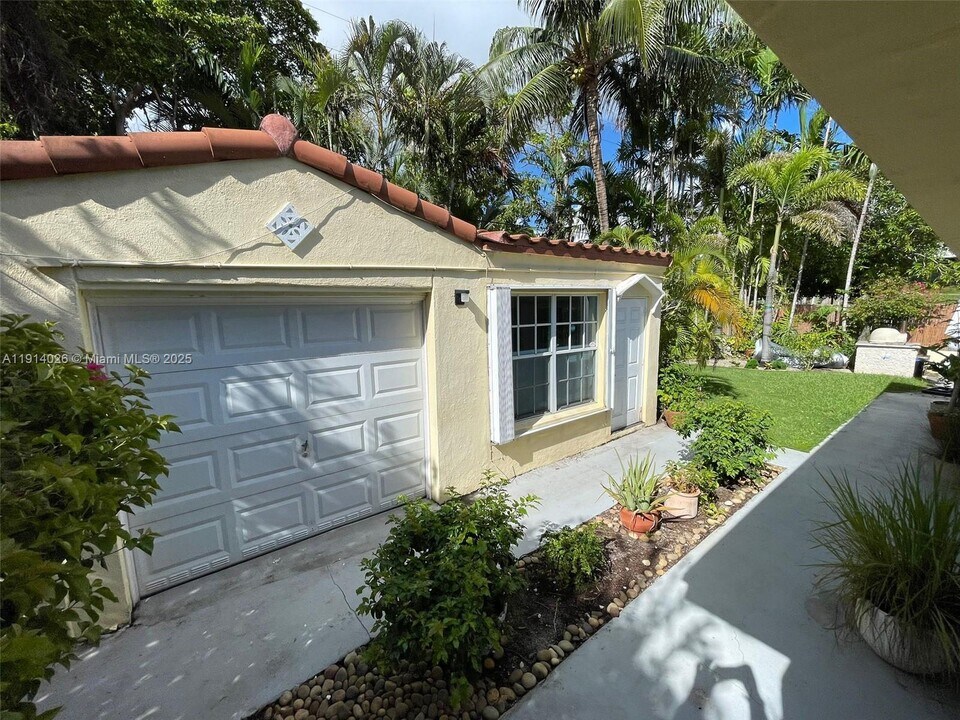 1018 W 47th St in Miami Beach, FL - Building Photo