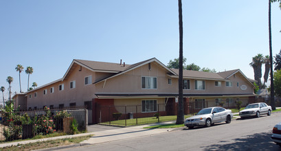 Sandra's Apartments in Riverside, CA - Foto de edificio - Building Photo