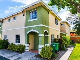 18712 SW 100th Ave in Cutler Bay, FL - Building Photo