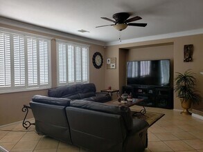 2252 Cypress St in Lancaster, CA - Foto de edificio - Building Photo