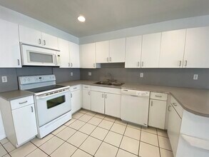 13960 Folkestone Cir in Wellington, FL - Building Photo - Building Photo